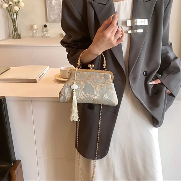 NIP Floral Pattern Evening Clutch Bag with Buckle Closure - Fabric Shoul… - Picture 3 of 7